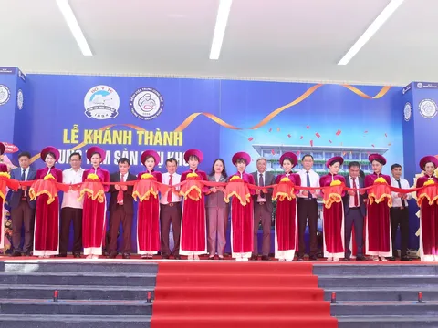 Phó Chủ tịch nước cắt băng khánh thành Trung tâm sản phụ khoa Bệnh viện Trung ương Huế