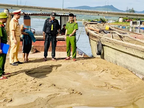 Quảng Bình: Bắt quả tang 2 thuyền sắt khai thác trộm cát trong đêm
