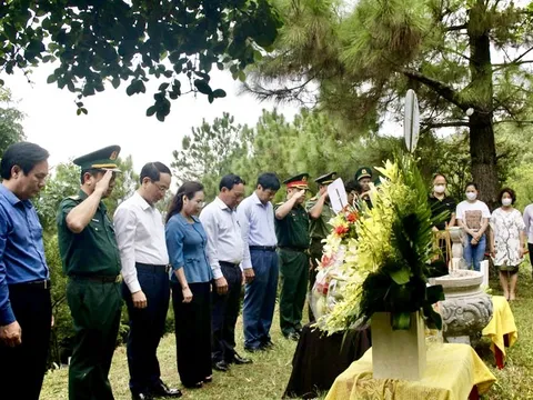 Lãnh đạo tỉnh Quảng Bình Dâng hương nhân kỉ niệm 111 năm ngày sinh Đại tướng Võ Nguyên Giáp