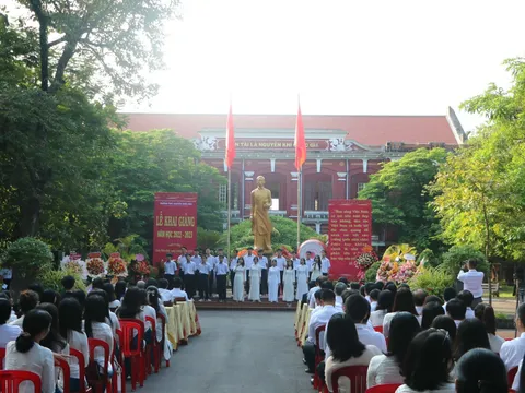 Công an tỉnh Thừa Thiên – Huế trao quà cho học sinh miền núi có hoàn cảnh khó khăn