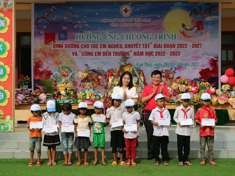 Hội Chữ thập đỏ tỉnh Quảng Bình trao hàng trăm suất quà cho học sinh vùng sâu, vùng xa