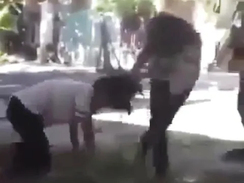 Thừa Thiên – Huế: Thấy hai nữ sinh đánh nhau nhiều em học sinh dùng điện thoại quay lại clip