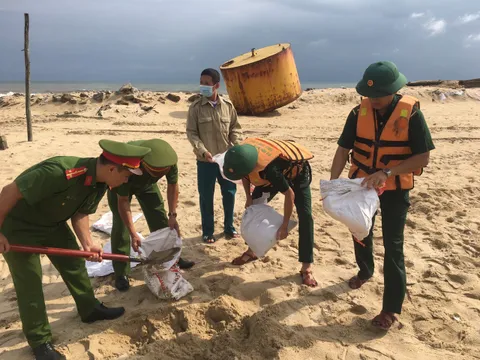 Thừa Thiên – Huế: Bộ đội, Công an giúp dân chằng chống nhà cửa đối phó bão Noru