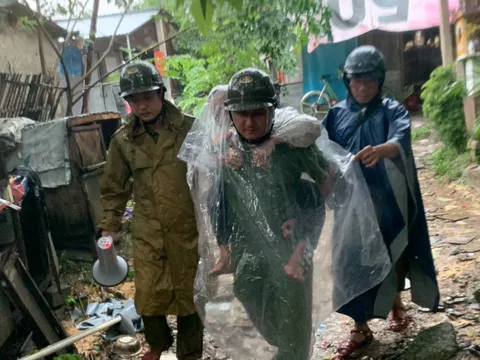 Hình ảnh người dân tỉnh Thừa Thiên  - Huế lên đường tránh siêu bão Noru