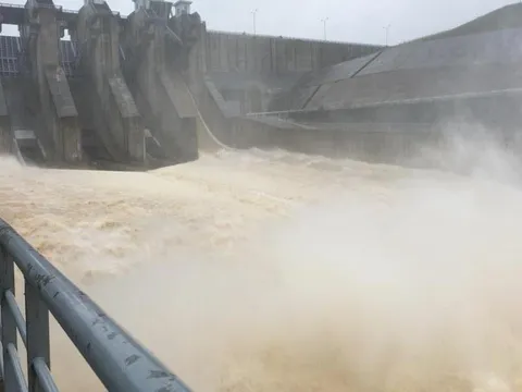 Thừa Thiên – Huế: Mưa lớn nhiều thủy điện xả lũ, nước lũ tràn lên Quốc lộ 1A