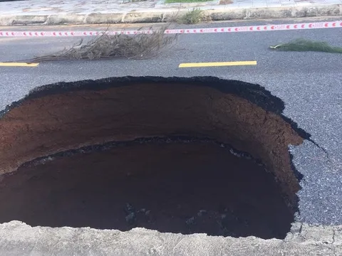 Xuất hiện ‘hố tử thần’ nuốt chửng một làn đường ở Quảng Bình