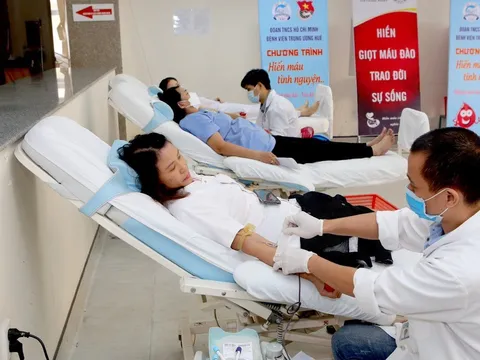 Nữ y, bác sĩ Bệnh viện Trung ương Huế hiến máu cứu người sau mưa lũ