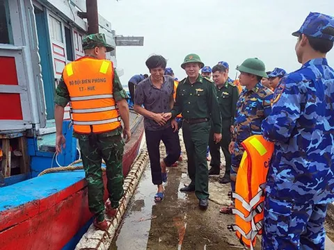 Thừa Thiên – Huế: Cứu hộ thành công ba ngư dân trên tàu cá bị trôi trên biển