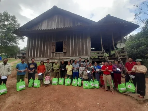 Quảng Bình: Trao hàng trăm suất quà tới bà con vùng cao