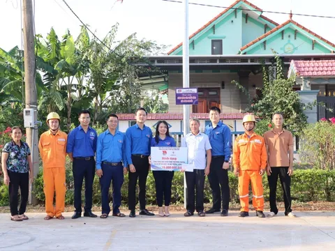 Công ty Điện lực Quảng Bình trao tặng công trình chiếu sáng sân chơi cộng đồng