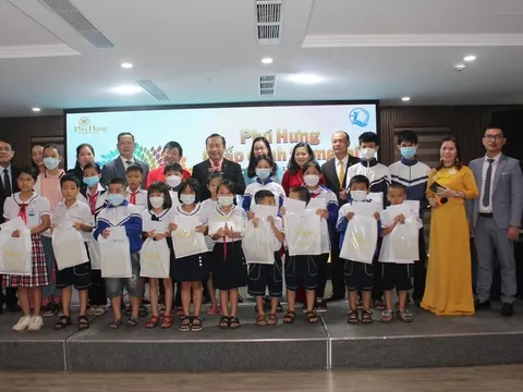 Trao 20 suất học bổng tới học sinh nghèo, khó khăn tại TP. Đồng Hới