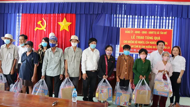 Video: Baonhandao.vn trao quà cho người khó khăn tại Long An