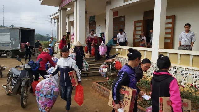 Video: Baonhandao.vn mang Tết ấm đến với bà con nghèo Hòa Bình