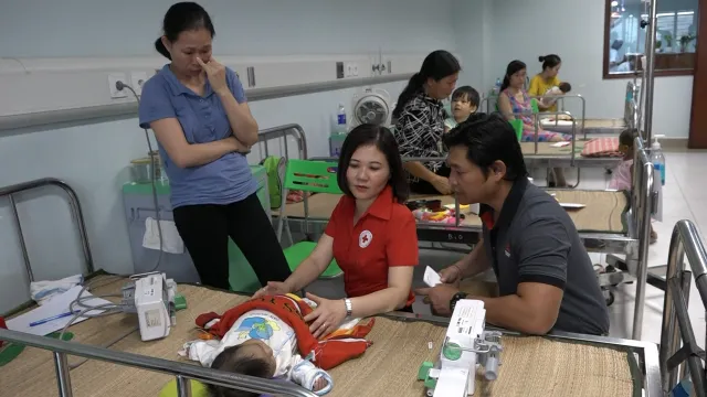 Hội Chữ thập đỏ Việt Nam trao quà cho bệnh nhi khó khăn
