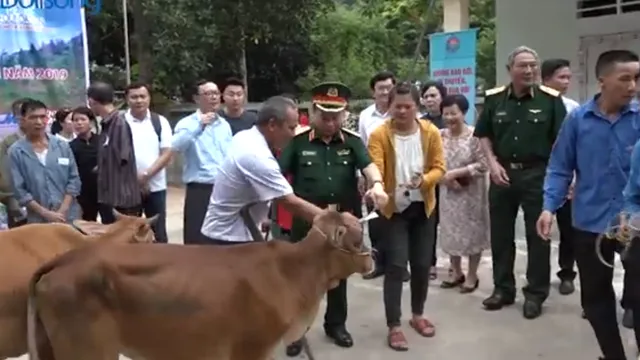 Nguyên Chủ tịch nước Trương Tấn Sang trao bò hỗ trợ sinh kế cho nạn nhân bom mìn huyện Vị Xuyên