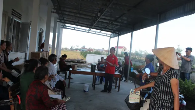 Cấp phát 2.300 thùng gói bột lọc nước P&G giúp người dân xử lý nước