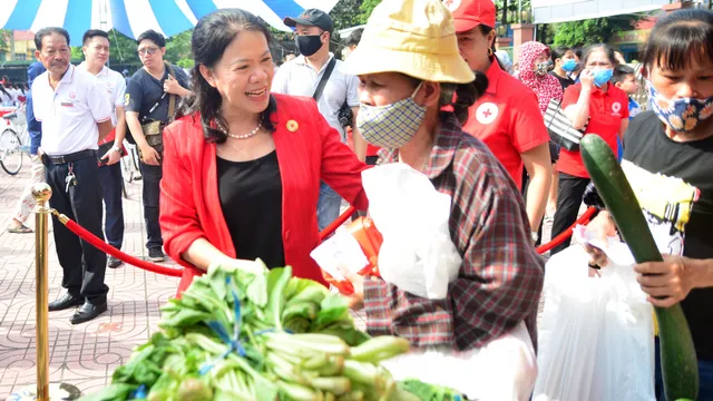 Video: Hà Nội tổ chức Chợ Nhân đạo và Ngày hội hiến máu tình nguyện