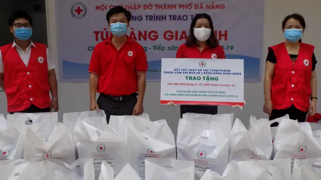 'Túi hàng gia đình' - món quà vô giá hỗ trợ các hộ khó khăn trong mùa dịch