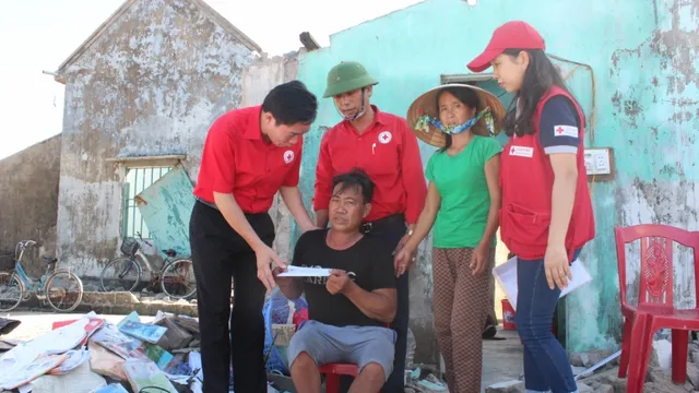 Hội Chữ thập đỏ tỉnh Hà Tĩnh trao quà cho các hộ có nhà sập hoàn toàn
