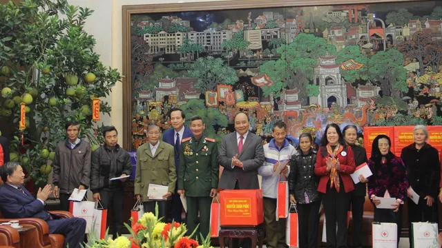 Thủ tướng Nguyễn Xuân Phúc tặng quà Tết tại Hưng Yên