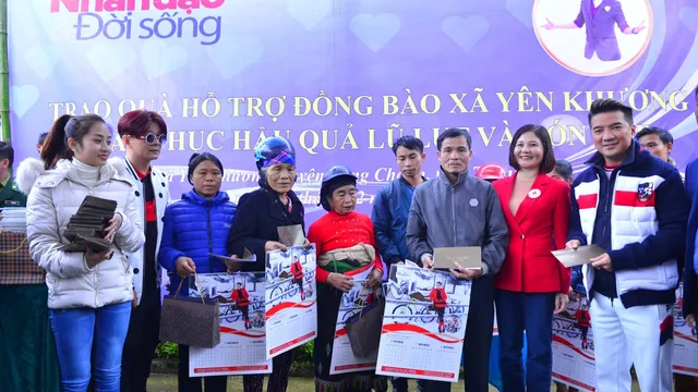 Ảnh: Baonhandao.vn cùng Đàm Vĩnh Hưng tặng quà Tết cho người dân vùng lũ