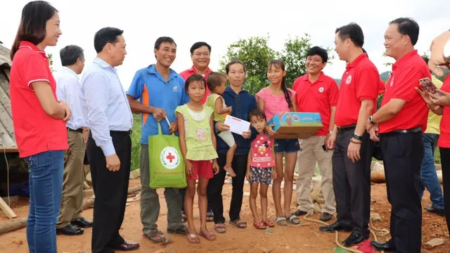 Hội CTĐ TP. Hà Nội tặng quà cho nhân dân bị thiệt hại do bão số 10