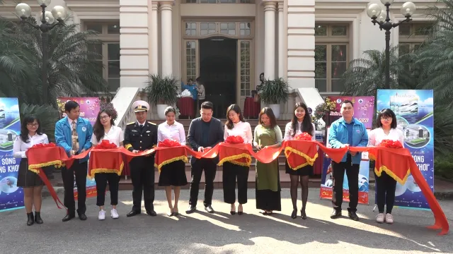 Lễ ra mắt sách 'Mắt trùng khơi'