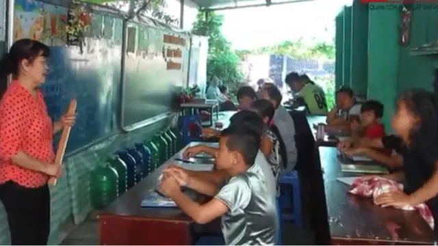 Người suốt 20 năm dạy học miễn phí cho hơn 700 em có cảnh đời bất hạnh