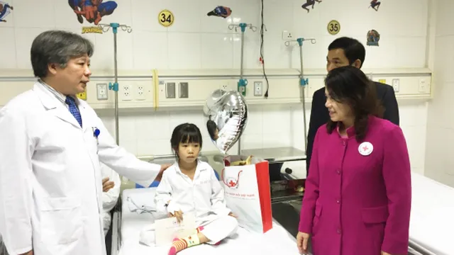 Xuân ấm bên giường bệnh