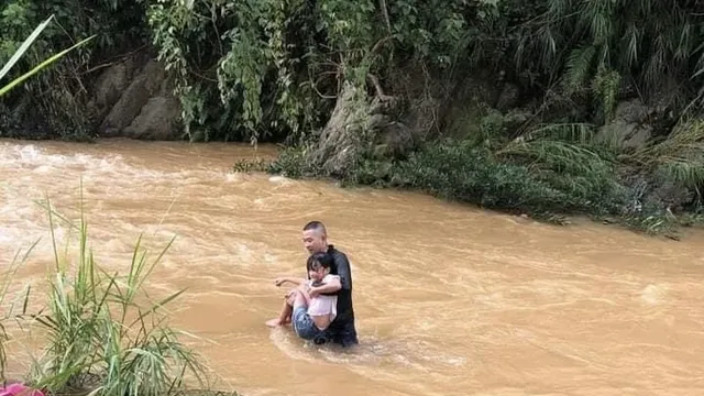 2 thanh niên dũng cảm lao xuống suối dữ cứu bé gái  ở Yên Bái
